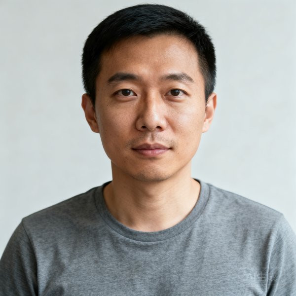 李明辉，天天盈球技术合伙人，短发干练，穿着灰色T恤，展现程序员风格的35岁亚洲男性肖像